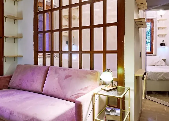 Casa Cloclo: Design & Vintage Apt Above Subway