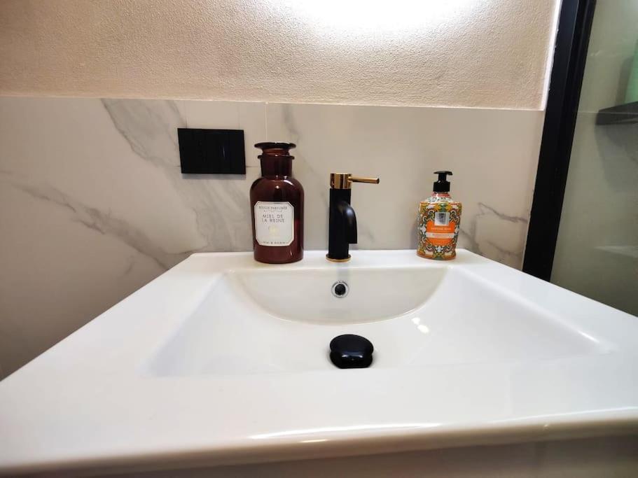Casa Cloclo: Design & Vintage Above Subway Apartment Mailand