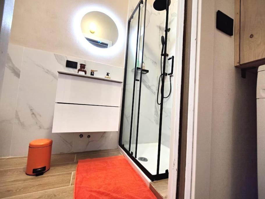 Casa Cloclo: Design & Vintage Above Subway Apartment